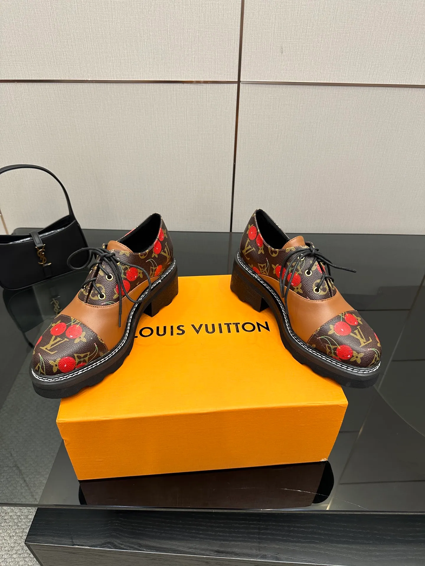 👟👟Ex-factory price 720👟👟 LOUIS VUITTON Louis Vuitton counter latest model top version LV inner cowhide material is real! Original 1:1 material reproduction! Modern and casual in one! Release a strong aura like a queen 🔥Capture everyone's attention instantly💃 Inner/foot pads: imported cowhide Fabric: cowhide Outsole: full genuine leather Code number: 35-41 (40, 41, 42 customizations are not returnable)